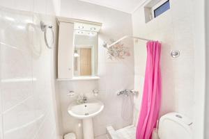 A bathroom at The Mardim Villa