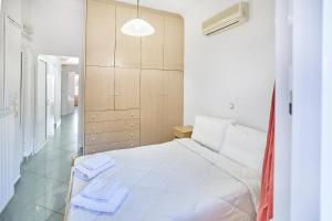 A bed or beds in a room at The Mardim Villa