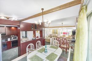 A kitchen or kitchenette at The Mardim Villa