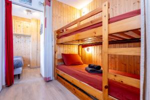 a bedroom with two bunk beds in a room at Les Marmottes in Selonnet