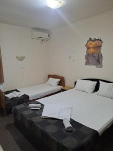 two beds sitting next to each other in a room at Casa Ancuta in Eforie Sud