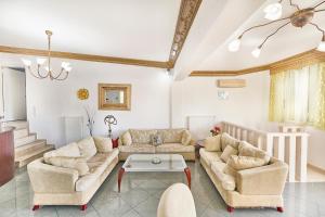 A seating area at The Mardim Villa
