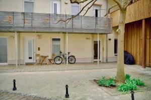 una bicicletta parcheggiata davanti a un edificio di De la vie Reutlingen - Altstadt Apartment an Stadthalle & am Marktplatz a Reutlingen