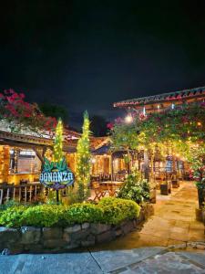 a restaurant with christmas lights and a sign at Cabañas y Hostal Bonanza mesa de los santos in Los Santos