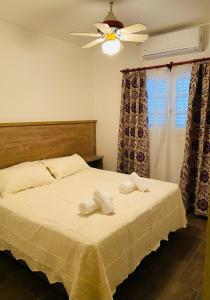 ein Schlafzimmer mit einem Bett mit zwei Handtüchern darauf in der Unterkunft Hotel Suiza in Termas de Río Hondo
