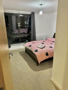 เตียงในห้องที่ Canning Town Stunning 2-Bed Apartment