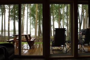 - une vue sur une terrasse couverte avec une table et des chaises dans l'établissement Nature's Nest, à Au Gres