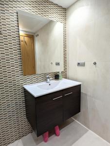uma casa de banho com um lavatório e um espelho em Apartments 1418 San Pedro em Marbella