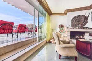 A seating area at The Mardim Villa