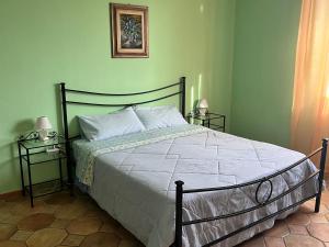 1 dormitorio con 1 cama grande y 2 mesitas de noche en Casa T Bed and Breakfast & Home Restaurant en Tagliolo Monferrato