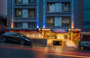 une voiture garée devant un bâtiment dans l'établissement Orya Hotel, à Istanbul