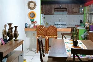 cocina con mesa y 2 sillas en La casa de Tita, en el sur de la Ciudad de México., en Ciudad de México