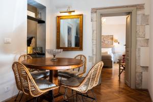 een eetkamer met een tafel en stoelen en een spiegel bij San Giuseppe apartment con Terrazza in Siracusa