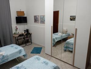 ein Spiegelbild eines Zimmers mit 2 Betten in der Unterkunft B & B/Affittacamere I Dolci sogni in Niscemi