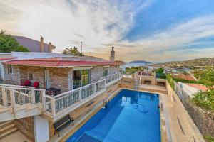 The swimming pool at or close to The Mardim Villa