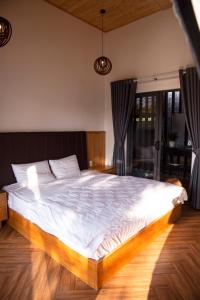 Ένα ή περισσότερα κρεβάτια σε δωμάτιο στο Bảo Lộc Home