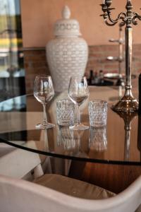 un groupe de verres à vin sur une table en verre dans l'établissement RESIDENCE BACO Da SETA, à Mestre