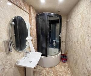 Ένα μπάνιο στο Spacious apartment in center of Yerevan on street Khorenatsi