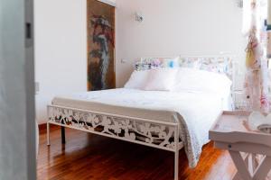 una camera da letto con un letto e un piumone bianco di Central View Boutique a Firenze