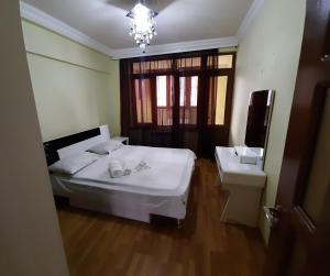 Ένα ή περισσότερα κρεβάτια σε δωμάτιο στο Spacious apartment in center of Yerevan on street Khorenatsi