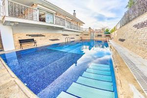 The swimming pool at or close to The Mardim Villa