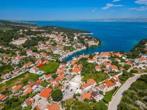 uma vista aérea de uma cidade junto à água em Ferienhaus für 16 Personen in Splitska, Dalmatien Mitteldalmatien em Splitska