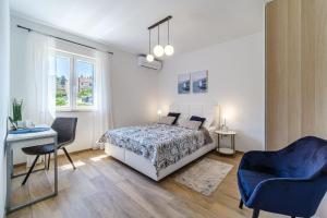 um quarto com uma cama, uma secretária e uma cadeira em Ferienhaus für 16 Personen in Splitska, Dalmatien Mitteldalmatien em Splitska