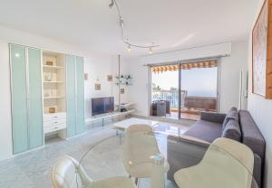 - un salon avec un canapé et une table dans l'établissement Superb T2 Apartment Pool 10 Mn From Monaco, à Èze