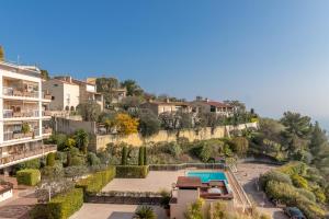 - une vue sur un complexe avec une piscine et des bâtiments dans l'établissement Superb T2 Apartment Pool 10 Mn From Monaco, à Èze