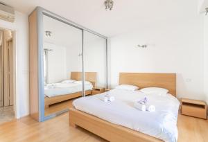 een slaapkamer met 2 bedden en een grote spiegel bij Superb T2 Apartment Pool 10 Mn From Monaco in Èze