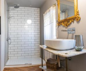 een badkamer met een wastafel en een douche bij San Giuseppe apartment con Terrazza in Siracusa