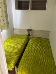 En eller flere senge i et værelse på Bungalow Martins Nazaré Land`s Hause + 34 billeder