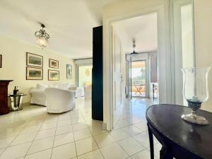 uma sala de estar com uma mesa e um sofá em 2 Rooms In Luxury Residence Bordering Monaco em Beausoleil