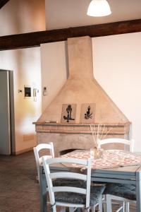 een eetkamer met een open haard en een tafel en stoelen bij RESIDENCE BACO Da SETA in Mestre
