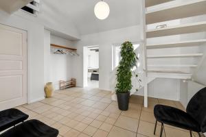 Køkken eller tekøkken på Pool house with beautiful view by the sea - SJ650