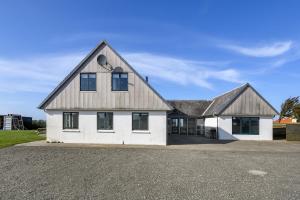 una casa bianca con tetto grigio di Pool house with beautiful view by the sea - SJ650 a Lemvig