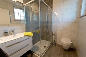 ein Bad mit einer Dusche, einem Waschbecken und einem WC in der Unterkunft Ferienhaus für 6 Personen und 2 Kinder in Pula, Istrien Istrische Riviera in Pula