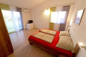 ein Schlafzimmer mit einem Bett in einem Zimmer mit zwei Fenstern in der Unterkunft Ferienhaus für 6 Personen und 2 Kinder in Pula, Istrien Istrische Riviera in Pula