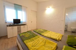 ein Schlafzimmer mit 2 Betten und einem TV in der Unterkunft Ferienhaus für 6 Personen und 2 Kinder in Pula, Istrien Istrische Riviera in Pula