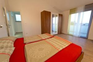 ein Schlafzimmer mit einem Bett mit einer roten Decke in der Unterkunft Ferienhaus für 6 Personen und 2 Kinder in Pula, Istrien Istrische Riviera in Pula
