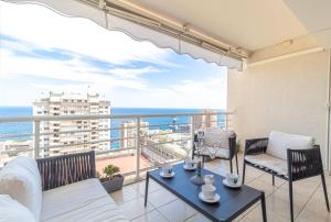 - un salon avec vue sur l'océan dans l'établissement Beautiful Apartment Near Monaco, à Beausoleil