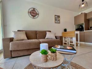 - un salon avec un canapé et une table dans l'établissement Quiet Studio Swimming Pool Roquebrune, à Roquebrune-Cap-Martin