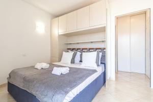 a bedroom with a large bed with towels on it at Beautiful Apartment Near Monaco in Beausoleil