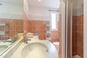 La grande salle de bains est pourvue d'une baignoire et d'un lavabo. dans l'établissement Beautiful Apartment Near Monaco, à Beausoleil