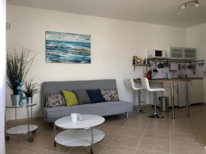 un soggiorno con un divano e un tavolo di Las Buganvillas 77 a Playa Blanca