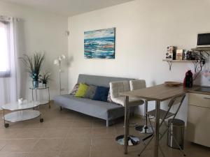 un soggiorno con un divano e un tavolo di Las Buganvillas 77 a Playa Blanca