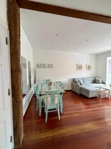 リバデセリャにあるApartamento Arenaのテーブルとソファのあるリビングルーム