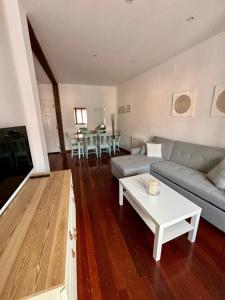 uma sala de estar com um sofá e uma mesa em Apartamento Arena em Ribadesella