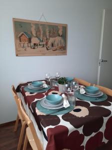 una mesa de comedor con un paño de mesa con estampado de vaca en Santa's Arctic Residence, en Rovaniemi