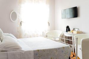 um quarto de hospital com uma cama e uma janela em Central View Boutique em Florença